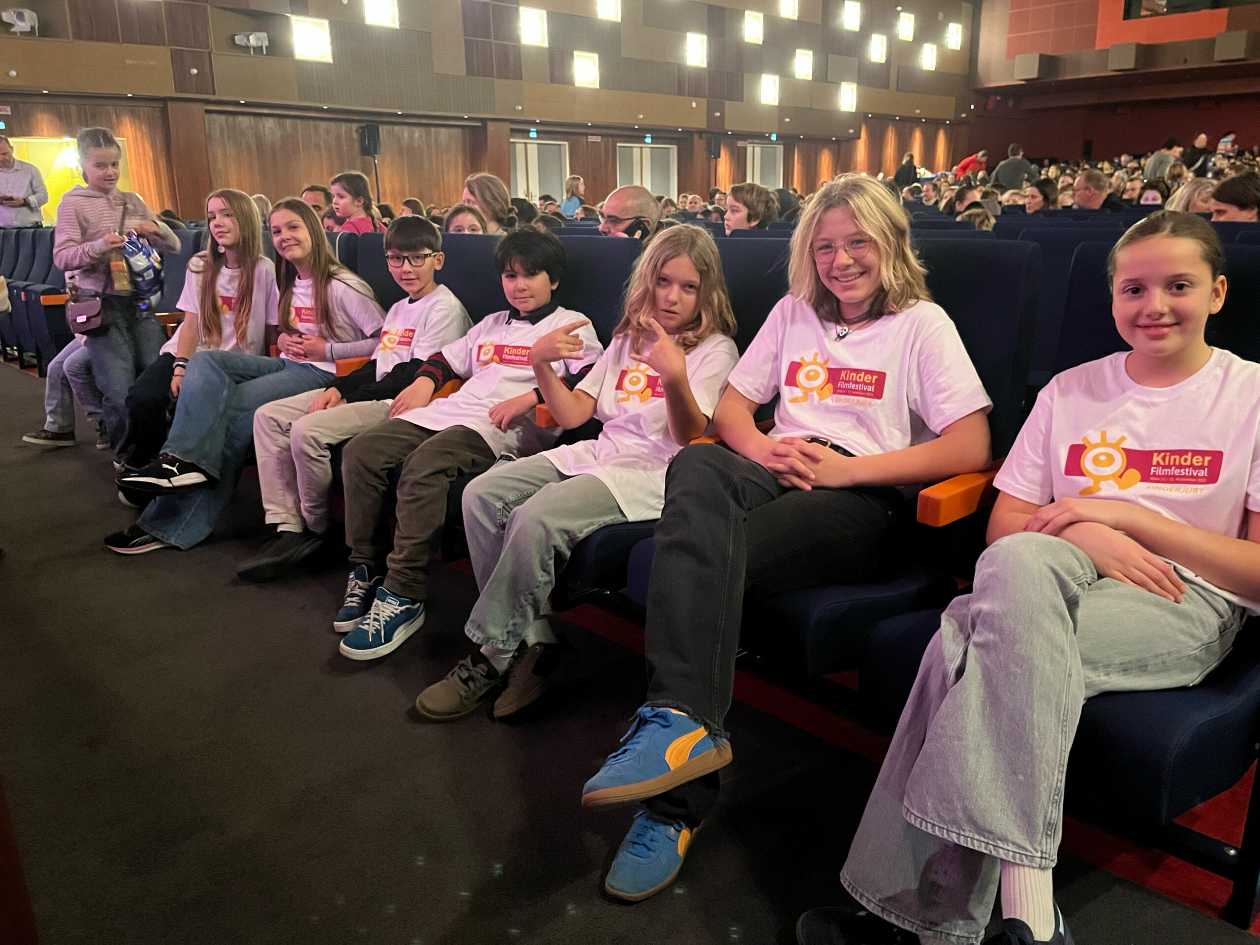 Kinderjury in der ersten Kinoreihe wartet auf den Bühnenauftritt