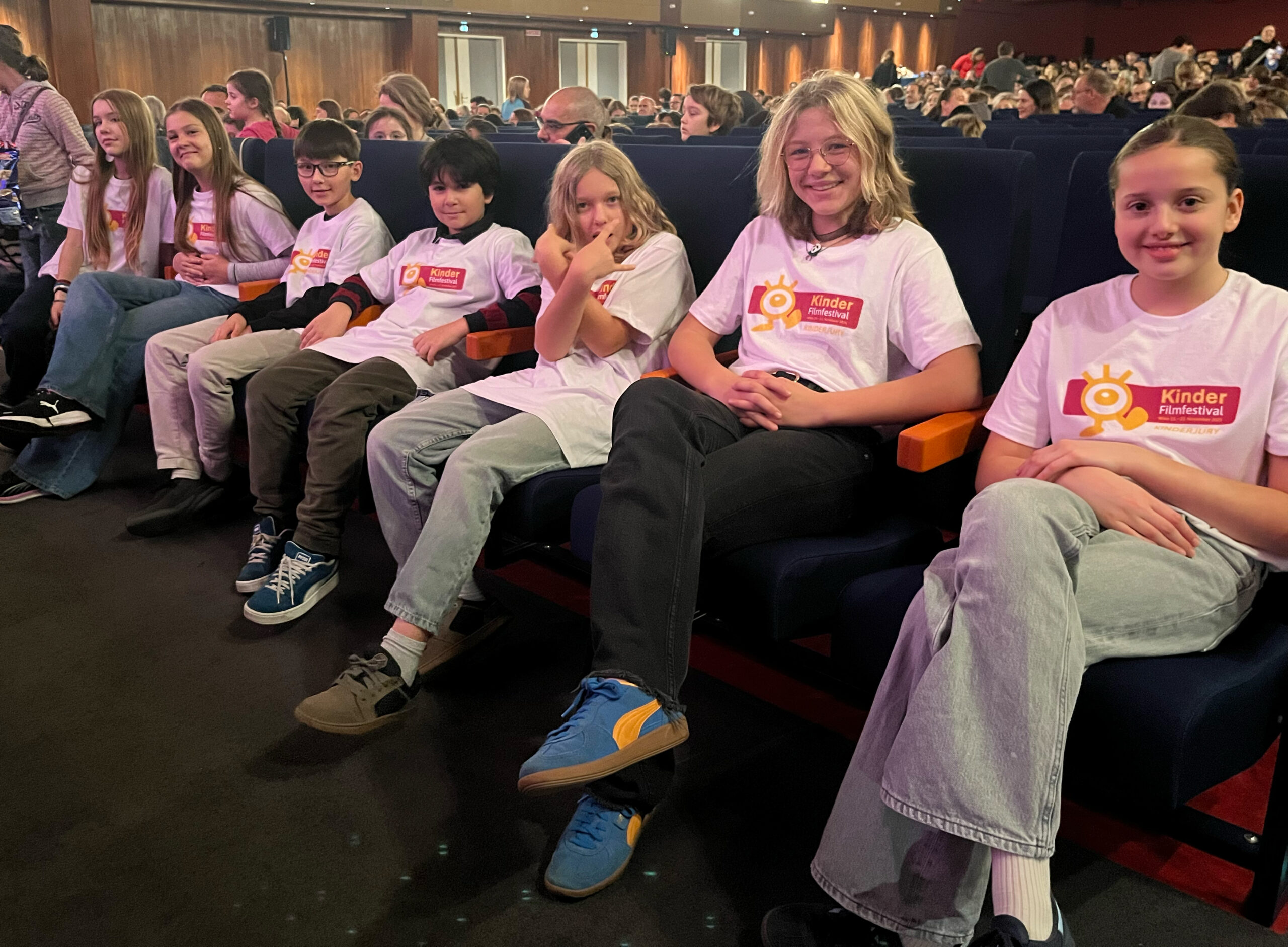 Kinderjury in der ersten Kinoreihe wartet auf den Bühnenauftritt