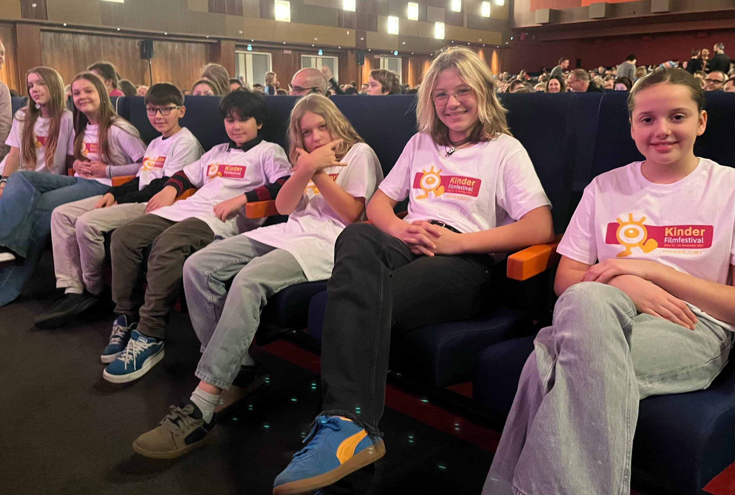 Kinderjury in der ersten Kinoreihe wartet auf den Bühnenauftritt