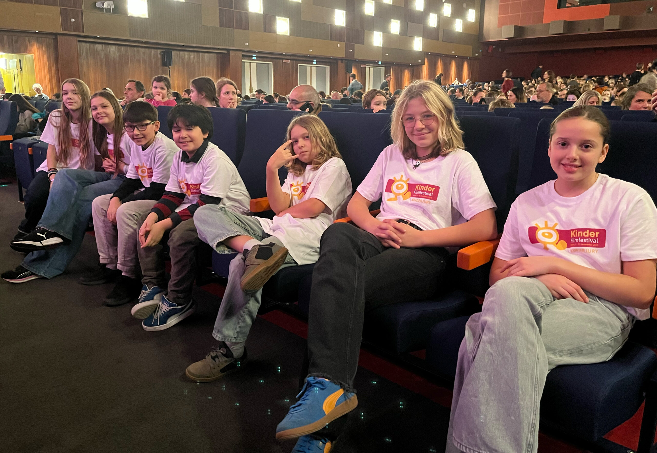 Kinderjury in der ersten Kinoreihe wartet auf den Bühnenauftritt
