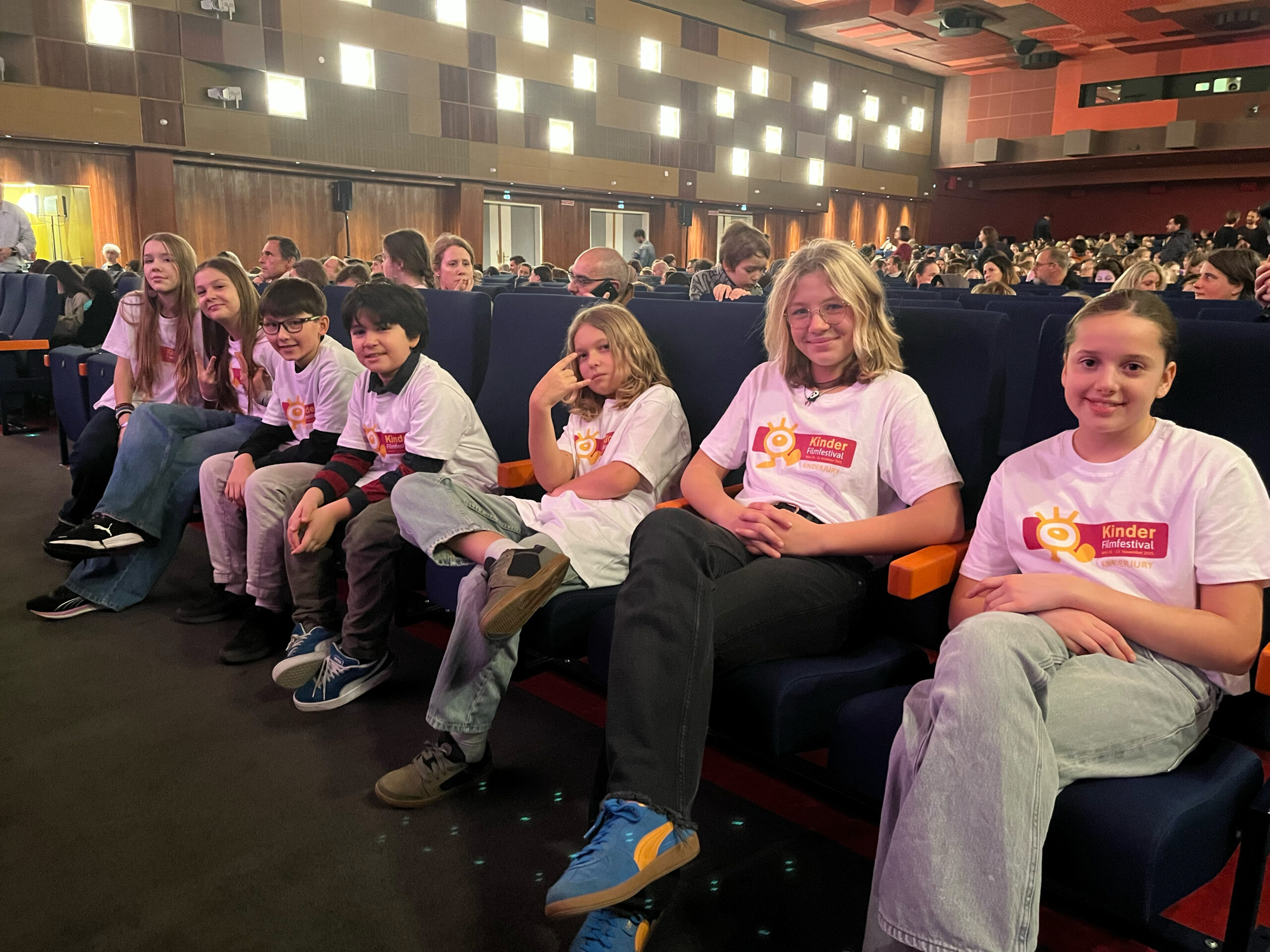 Kinderjury in der ersten Kinoreihe wartet auf den Bühnenauftritt
