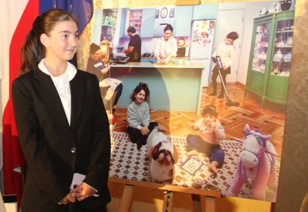 Sesilia Shainidze, Gewinnerin des Children's Awards und ihr - vergrößertes - Sieger:innen-Foto