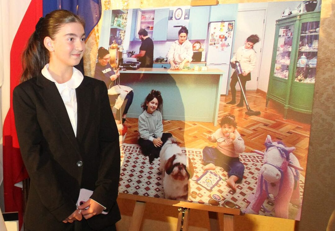 Sesilia Shainidze, Gewinnerin des Children's Awards und ihr - vergrößertes - Sieger:innen-Foto