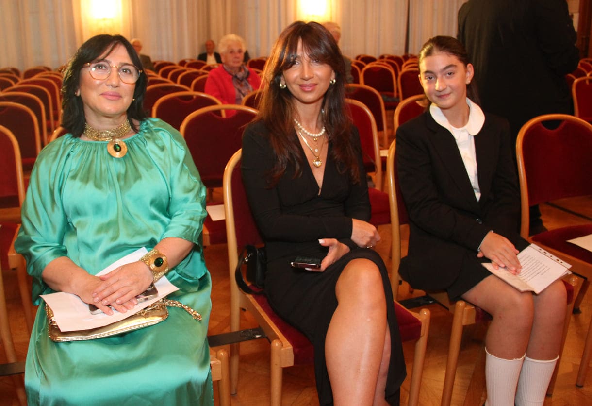 Oma Nino, Mutter Marika und (Enkel-)Tochter Sesilia, die Gewinnerin des Children's Awards
