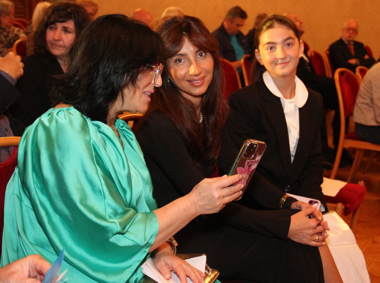 Oma Nino, Mutter Marika und (Enkel-)Tochter Sesilia, die Gewinnerin des Children's Awards - an ihren Handys
