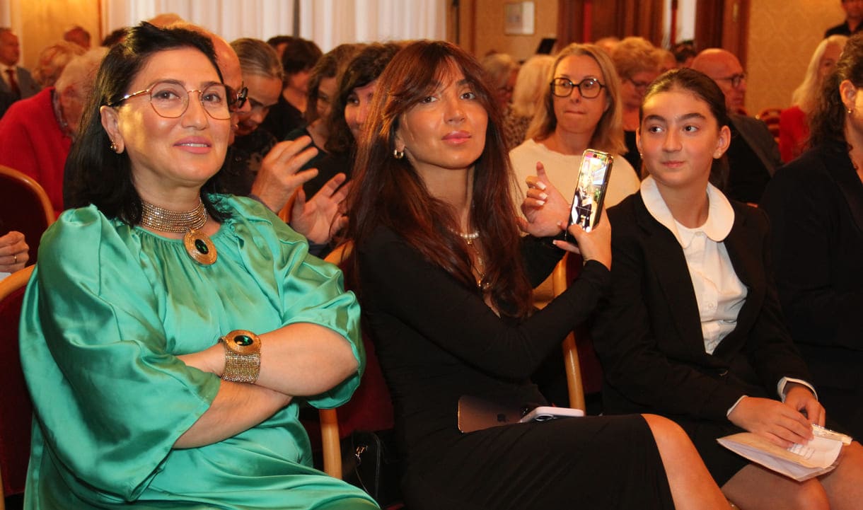 Oma Nino, Mutter Marika und (Enkel-)Tochter Sesilia, die Gewinnerin des Children's Awards - an ihren Handys