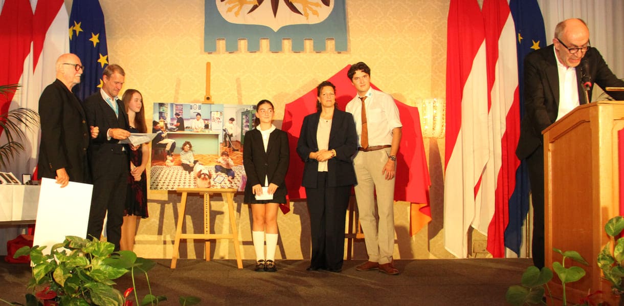 Überreichung von Medaille udn symbolischem überdimensionalem Scheck an die Children's Award-Gewinnerin