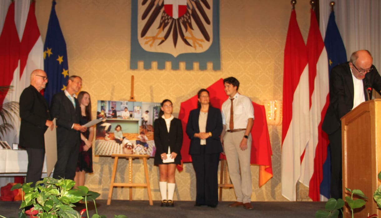 Überreichung von Medaille udn symbolischem überdimensionalem Scheck an die Children's Award-Gewinnerin