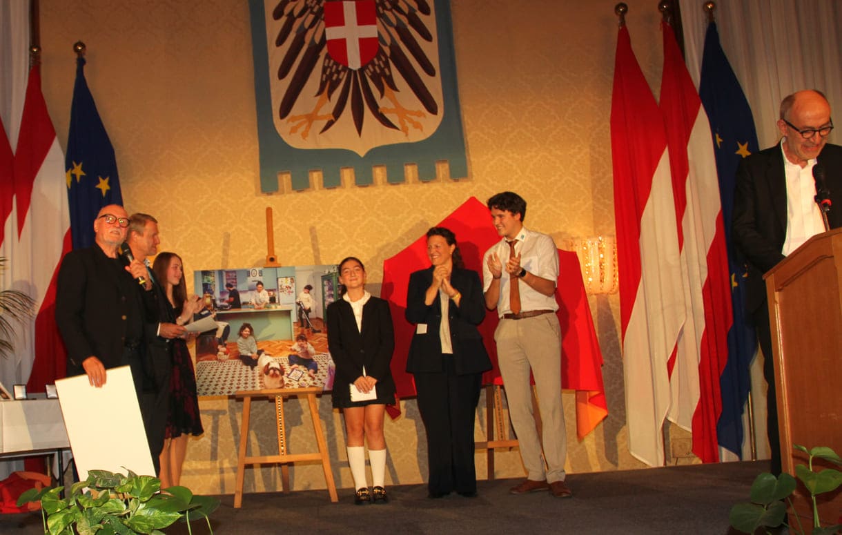 Überreichung von Medaille udn symbolischem überdimensionalem Scheck an die Children's Award-Gewinnerin