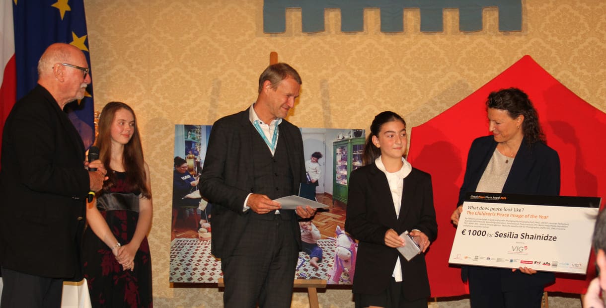 Überreichung von Medaille udn symbolischem überdimensionalem Scheck an die Children's Award-Gewinnerin