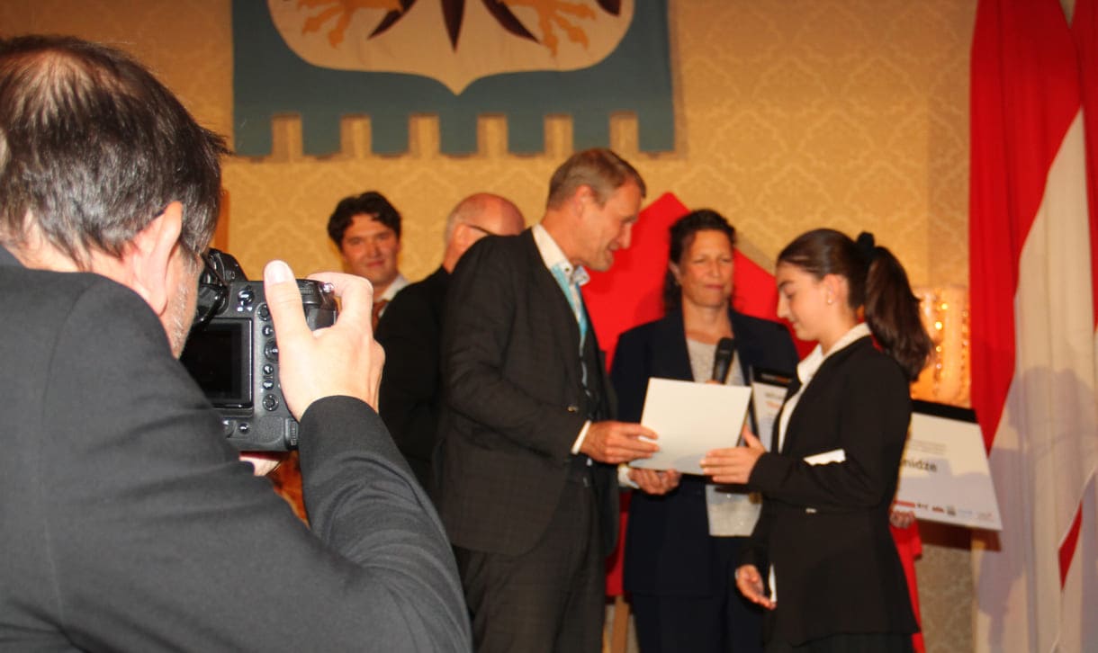 Überreichung von Medaille udn symbolischem überdimensionalem Scheck an die Children's Award-Gewinnerin