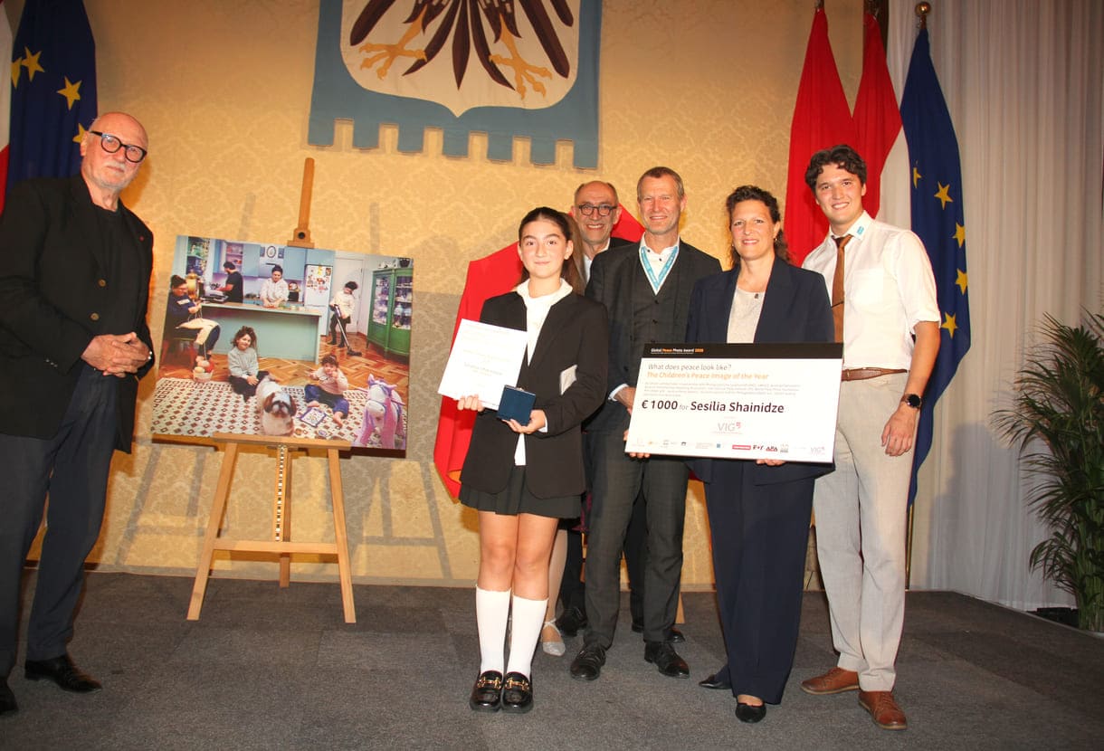 Überreichung von Medaille udn symbolischem überdimensionalem Scheck an die Children's Award-Gewinnerin