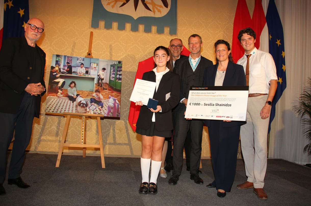 Überreichung von Medaille udn symbolischem überdimensionalem Scheck an die Children's Award-Gewinnerin