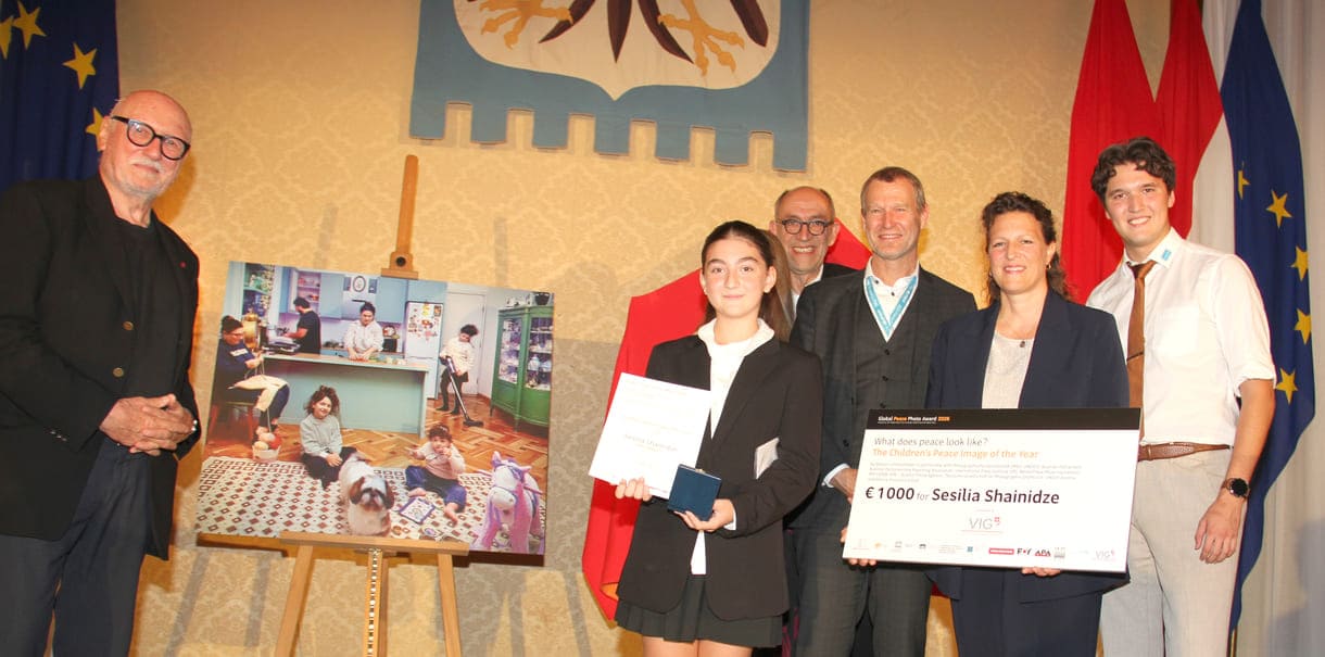 Überreichung von Medaille udn symbolischem überdimensionalem Scheck an die Children's Award-Gewinnerin