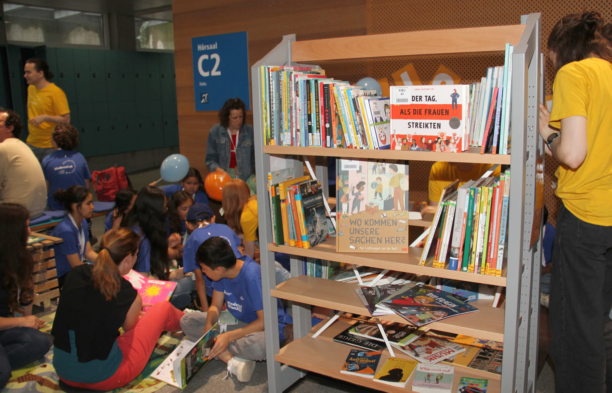 Neue Errungsenschaft bei der Kinderuni Wien: Eine Bibliothek - als Verwirklichung einer Forderung der Beiratskinder