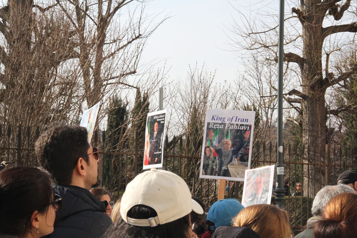 Viele Pahlavi-Fotos, manche auch mit Schah bzw. King betitelt