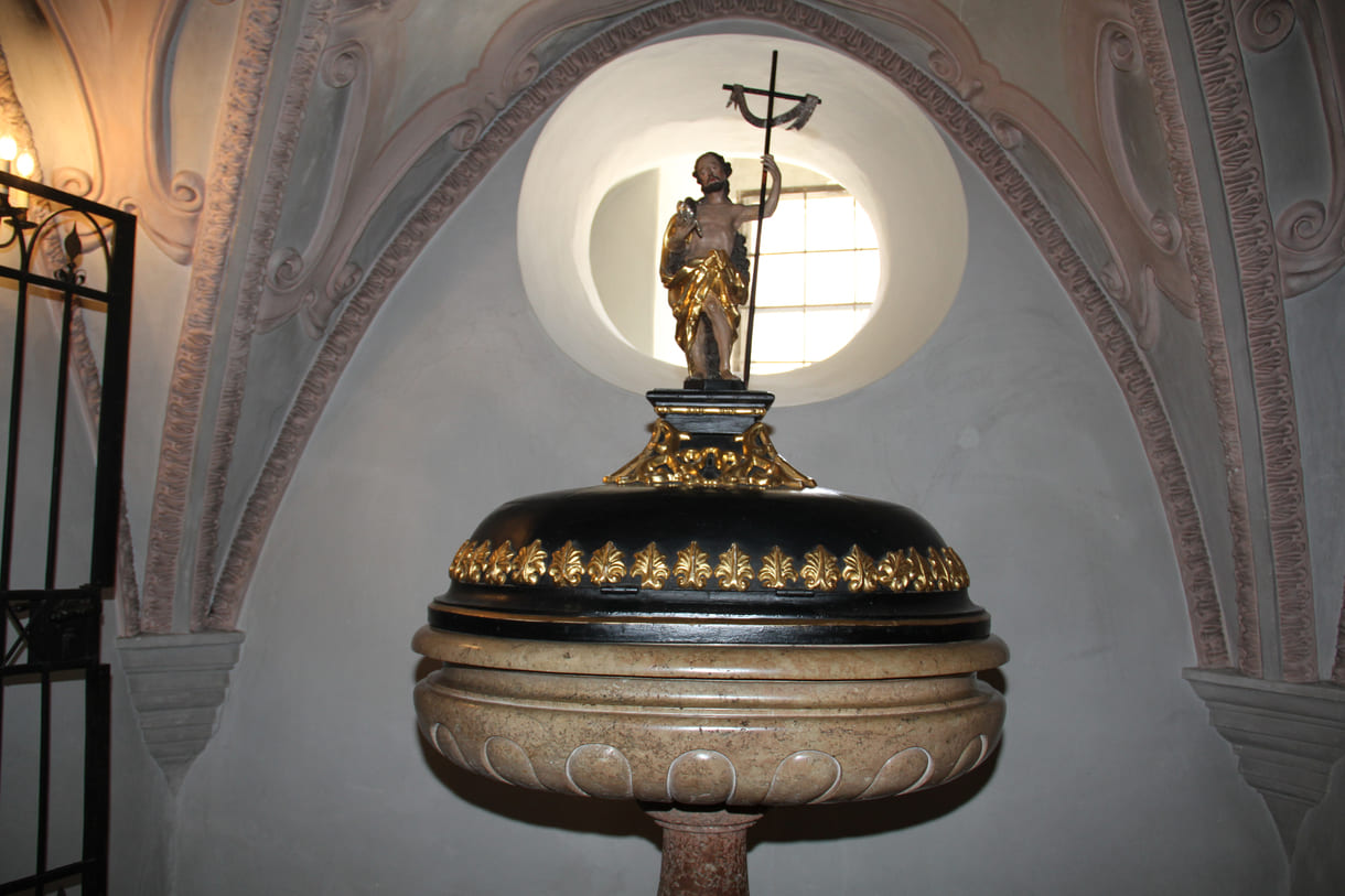 Wuchtiges Taufbecken