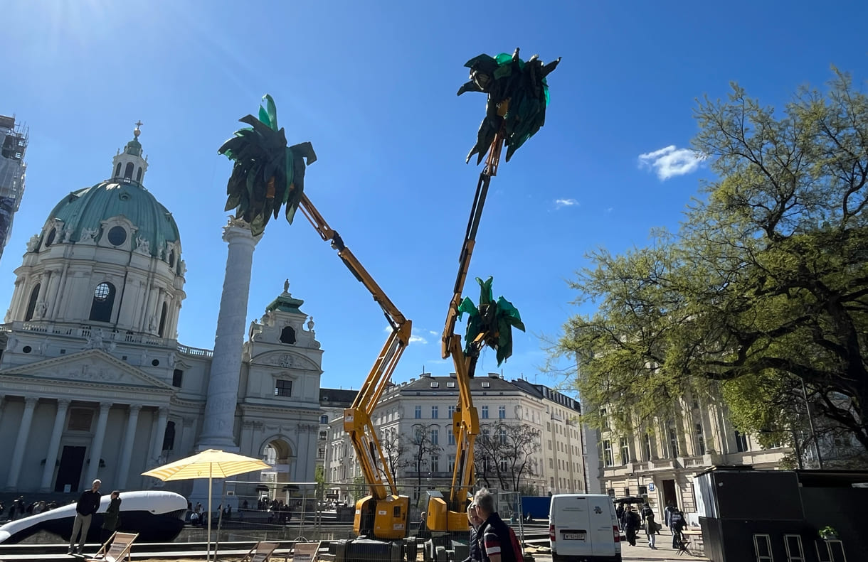 Pia Siréns Plastik-Palm-Blätter an Kranarmen - und die Karlskirche