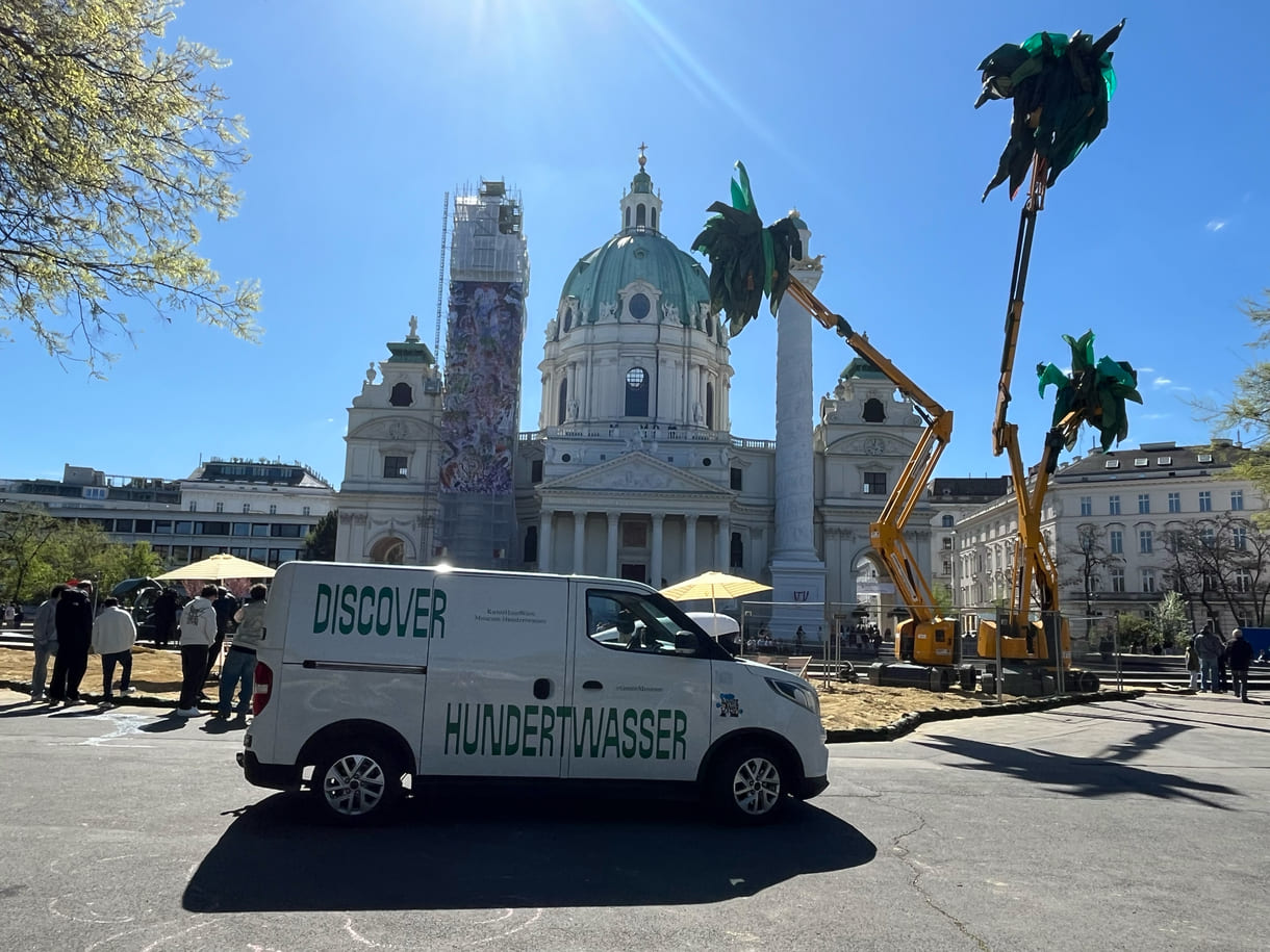 Pia Siréns Plastik-Palm-Blätter an Kranarmen - und die Karlskirche