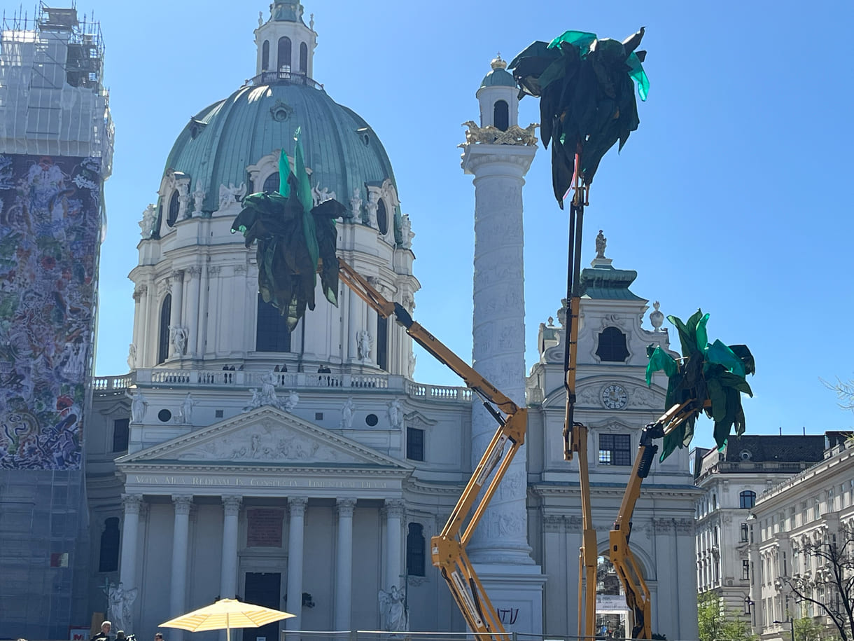 Pia Siréns Plastik-Palm-Blätter an Kranarmen - und die Karlskirche