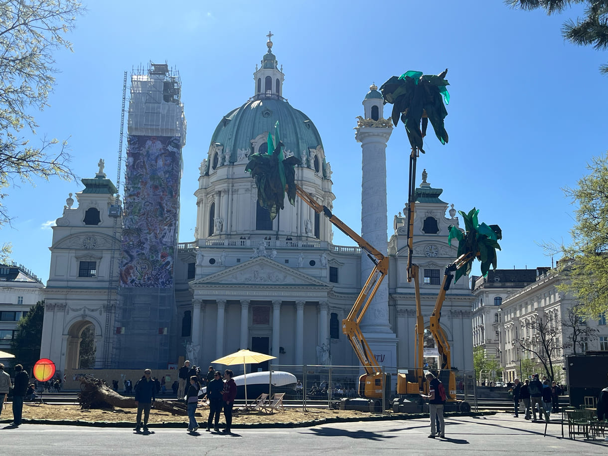 Pia Siréns Plastik-Palm-Blätter an Kranarmen - und die Karlskirche