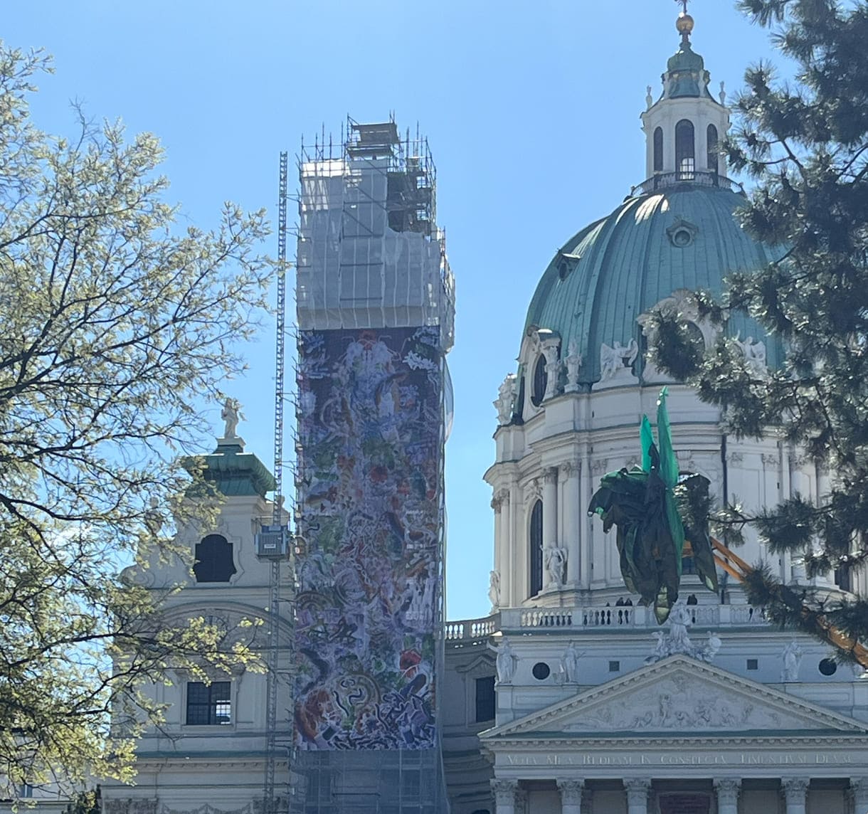 Pia Siréns Plastik-Palm-Blätter an Kranarmen - und die Karlskirche