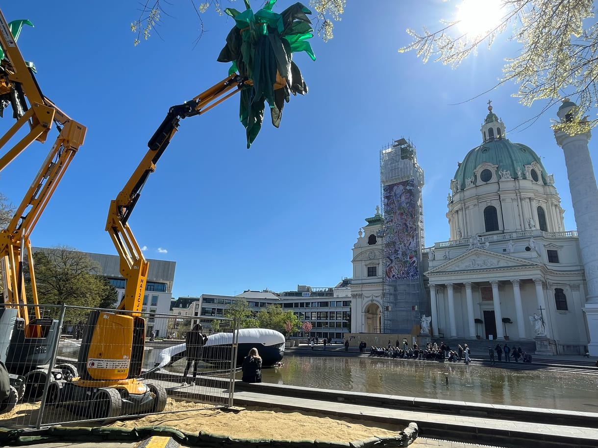 Pia Siréns Plastik-Palm-Blätter an Kranarmen - und die Karlskirche