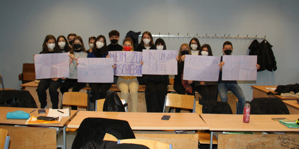 Mitschüler:innen mit Plakaten in der Klasse von Ajla