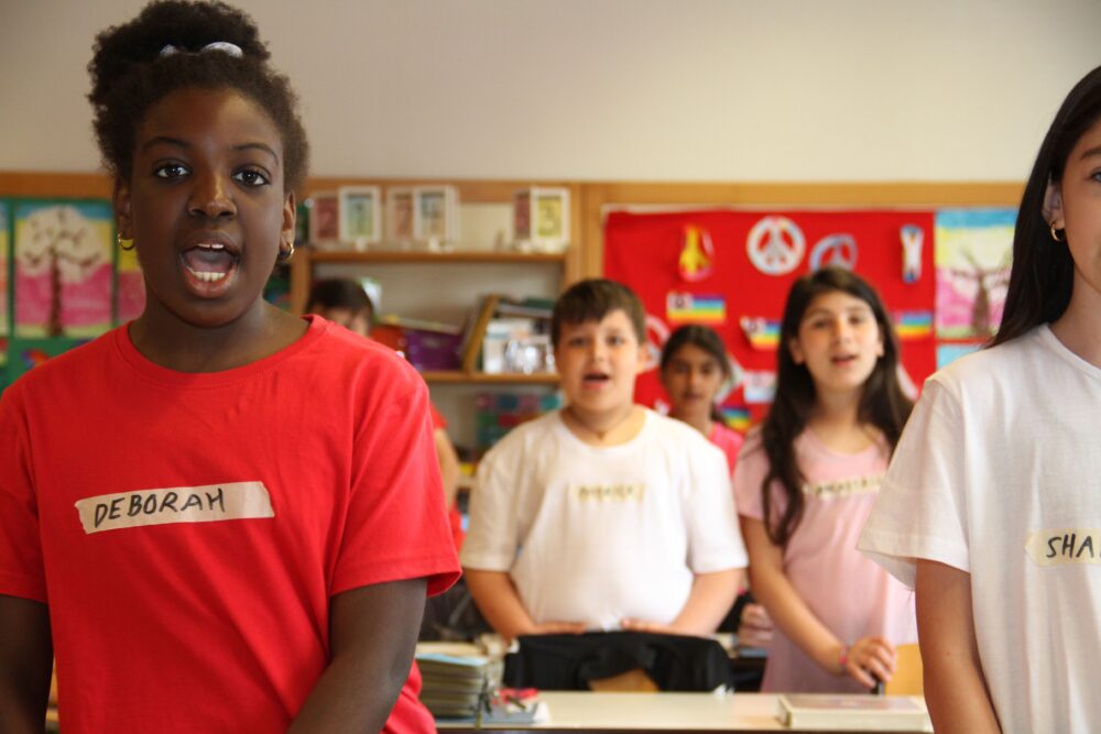 Kinder der 3c der VS Irenäusgasse singen in ihrer Klasse für den Reporter ein Zahlenlied...