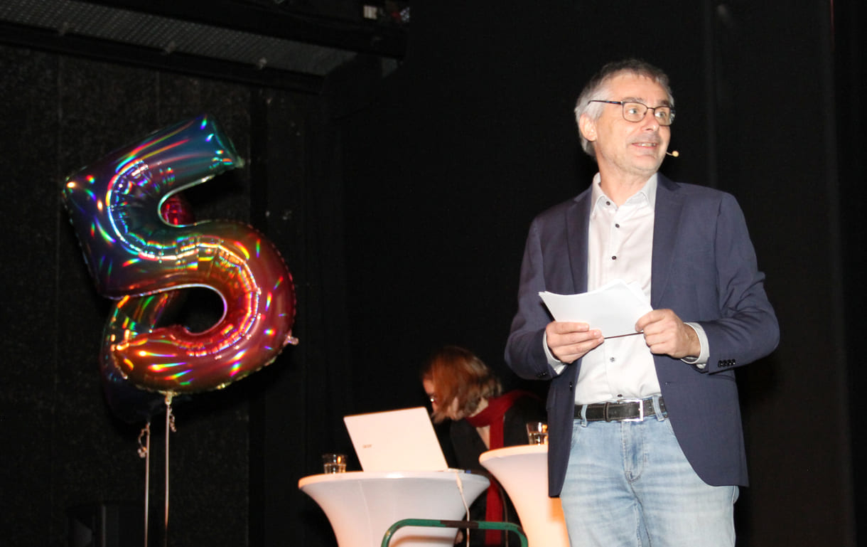 Klaus Nowak vom Institut für Jugendliteratur moderierte den Abend