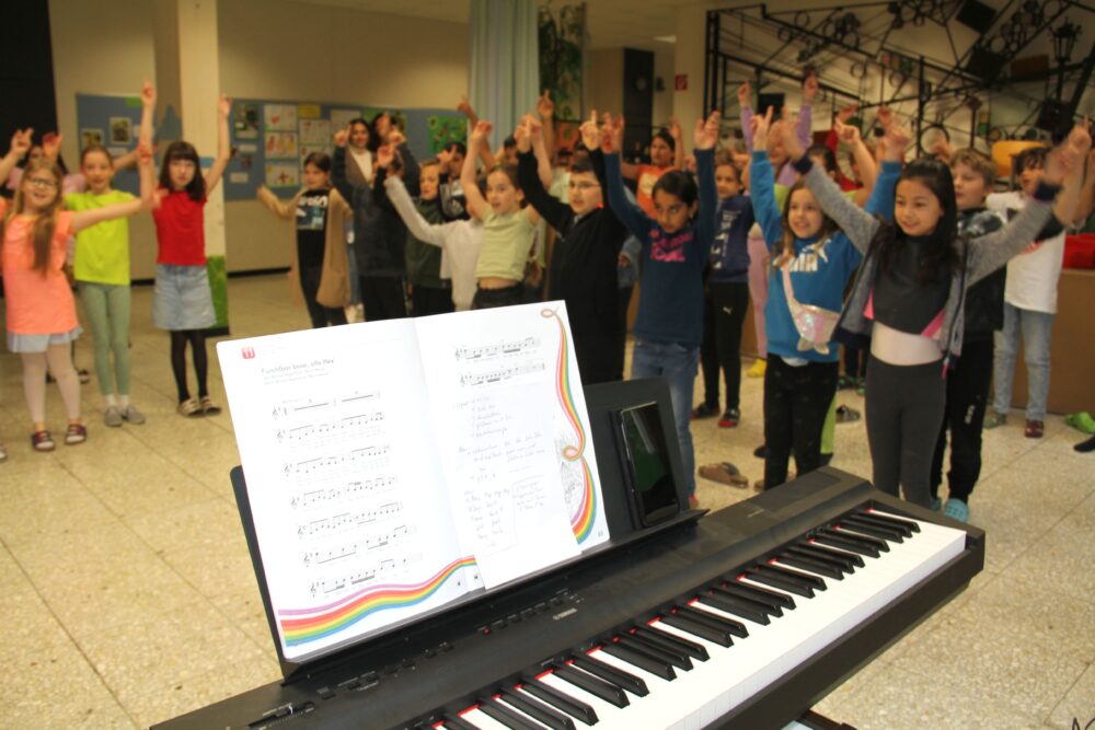 Gesangsproben für eines der Monsterfreundekonzerte - in der Aula der Volksschule Irenäusgasse (Wien-Floridsdorf)