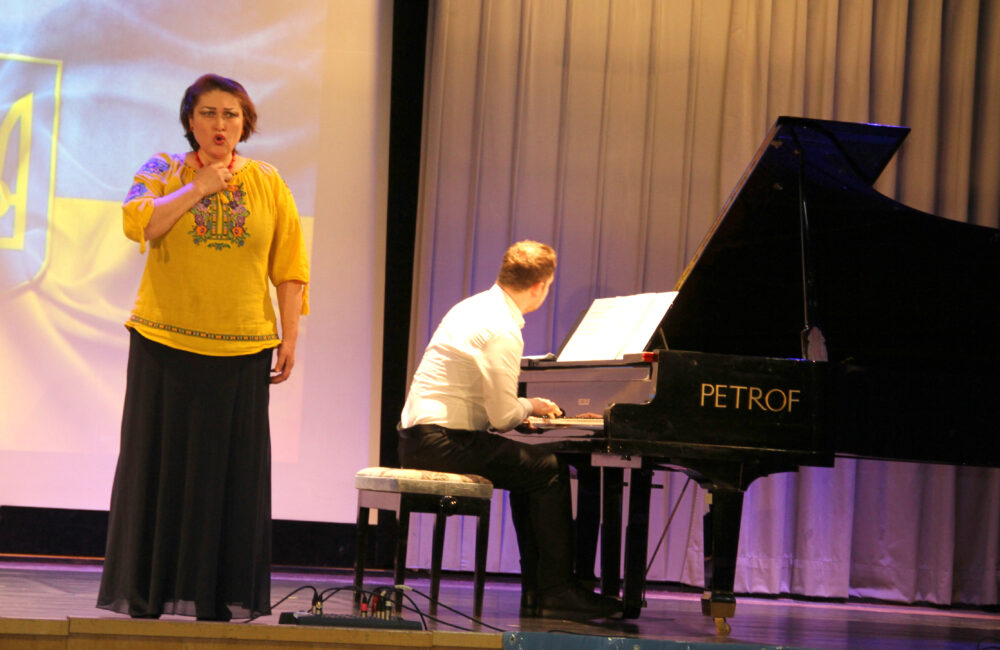 Junger Pianist begleitet Sängerin