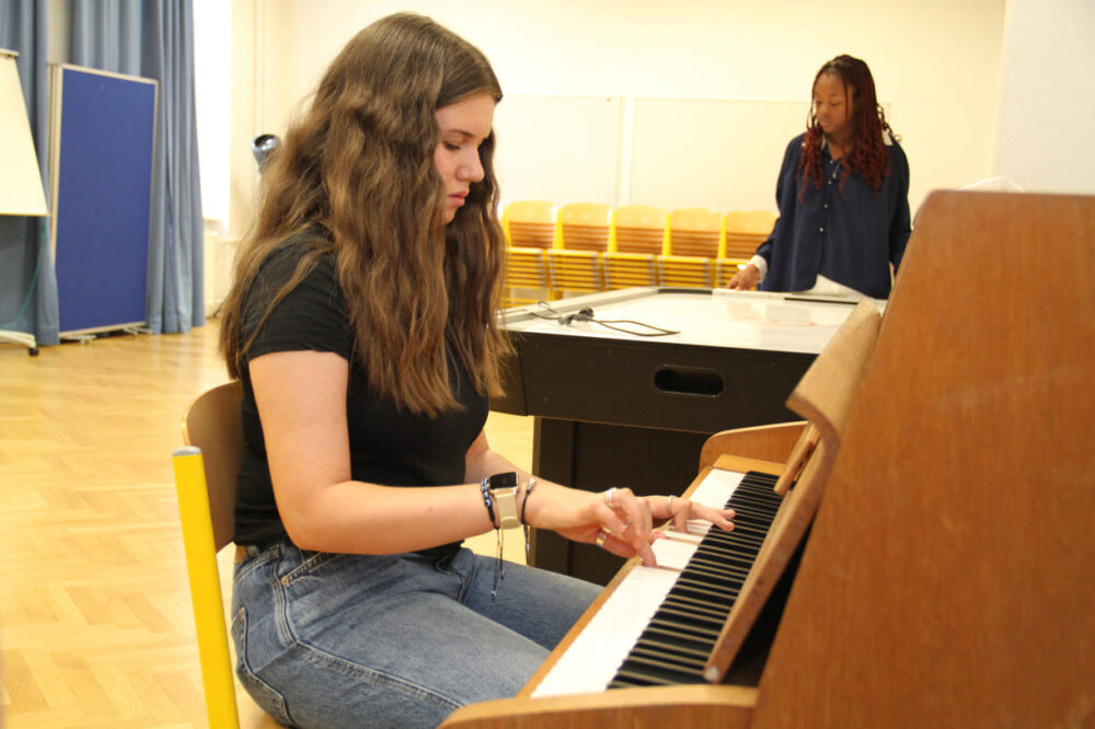 Soraya Filca spielt einige Songs am Klavier
