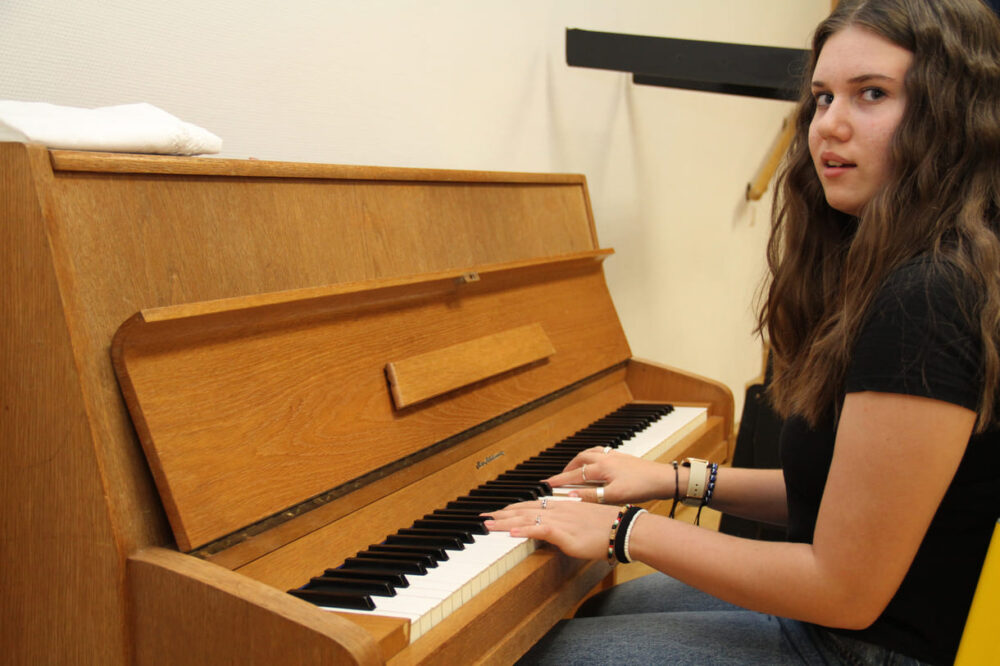 Soraya Filca spielt einige Songs am Klavier