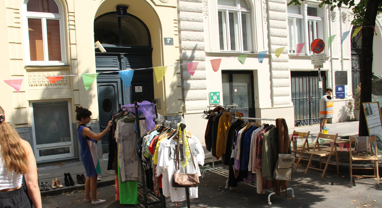 Kleidertauschplatz - samt Umkleidekabine und großem Spiegel