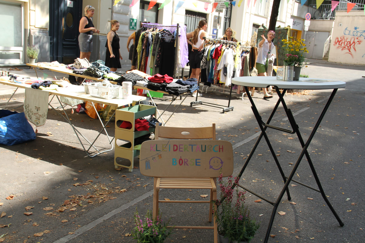 Kleidertauschplatz - samt Umkleidekabine und großem Spiegel