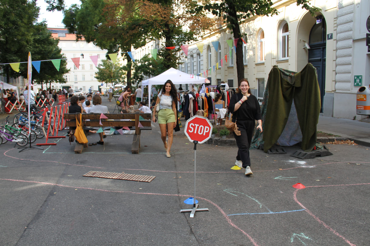 Kleidertauschplatz - samt Umkleidekabine und großem Spiegel