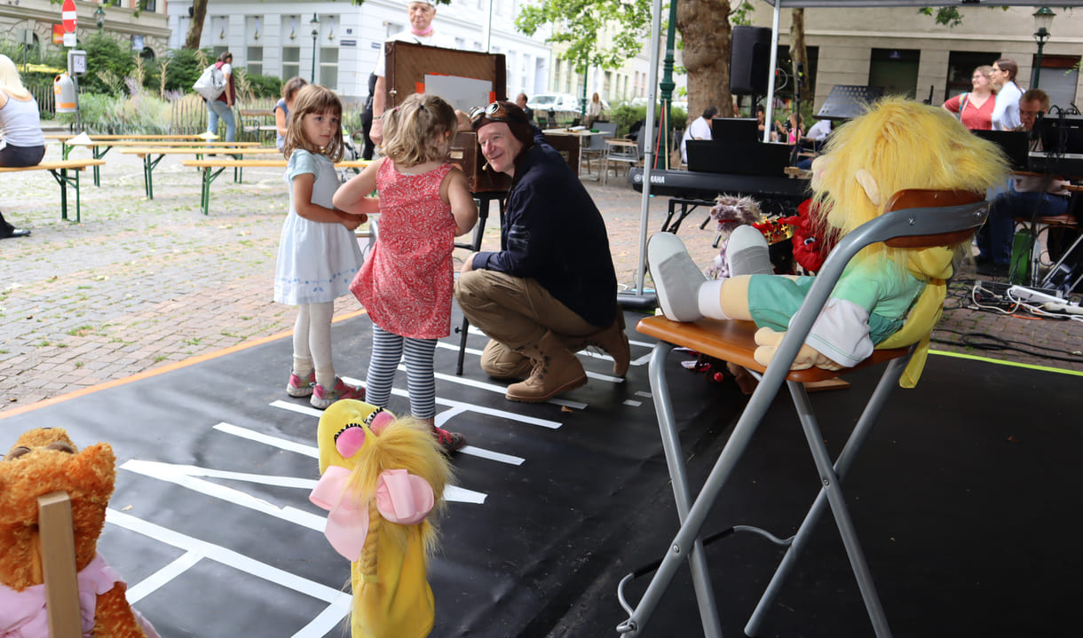 Nach dem Stück interessierten sich vor allem sehr junge Kinder für die Figuren, die der Schauspieler verwendet hatte