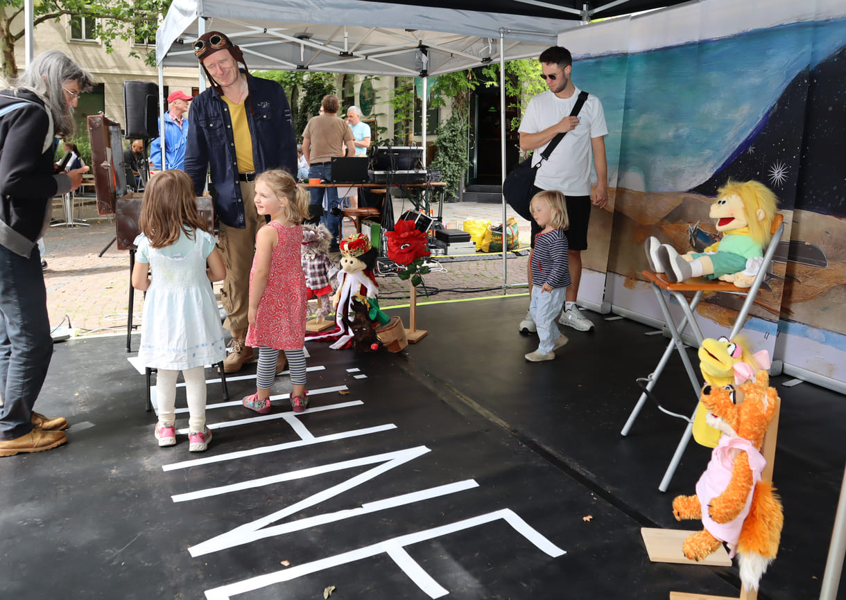 Nach dem Stück interessierten sich vor allem sehr junge Kinder für die Figuren, die der Schauspieler verwendet hatte