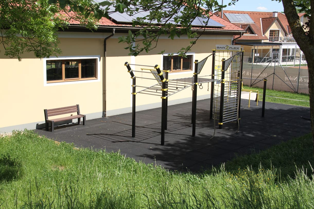Klettergerüst - beim Jugendhaus