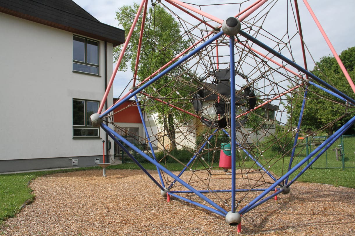 Kletternetz im Schulgarten