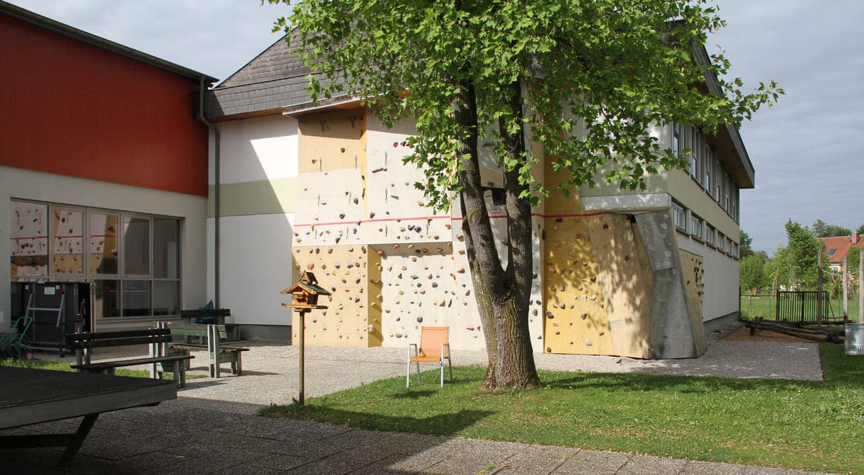 Kletterwand im Schulgarten