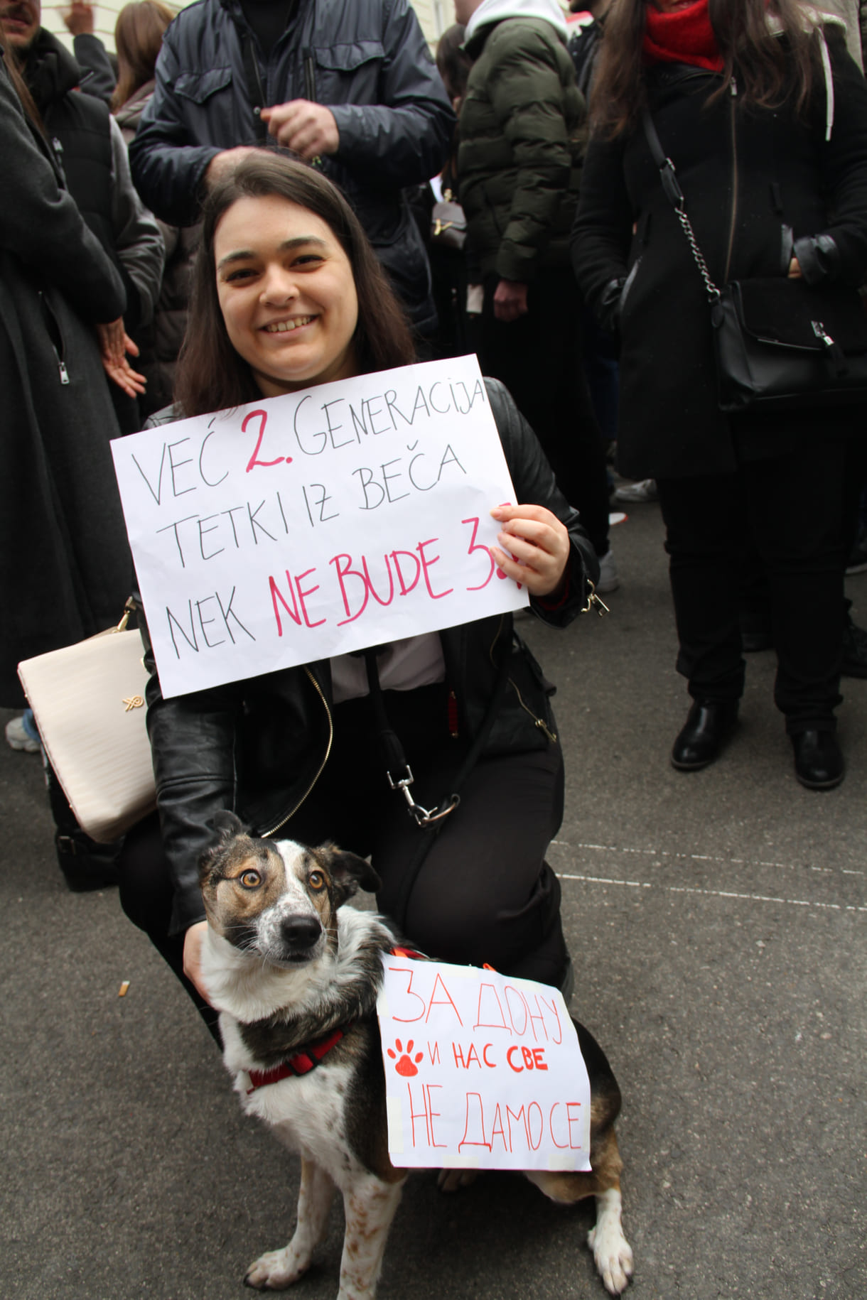 Protest mit Hund - für die getöete Hündin