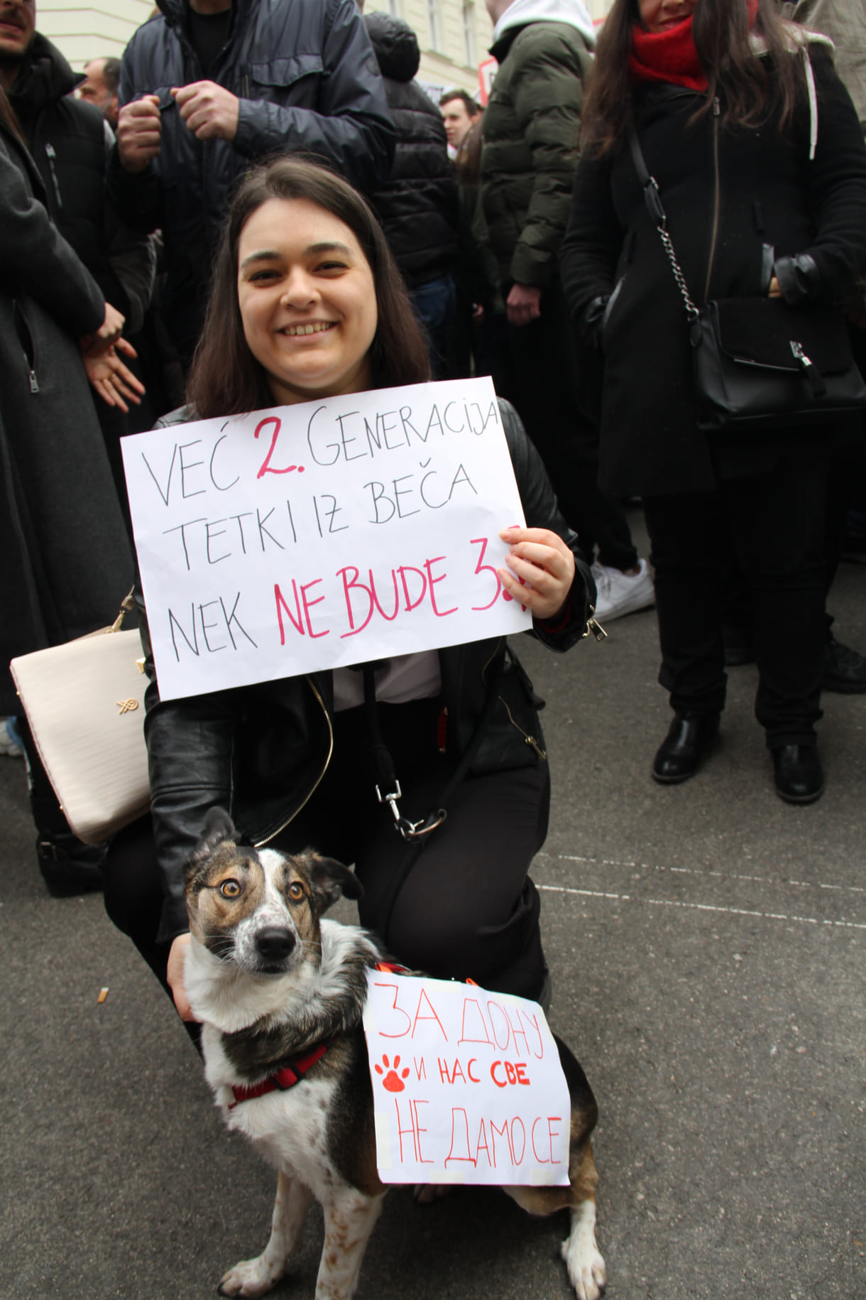 Protest mit Hund - für die getöete Hündin