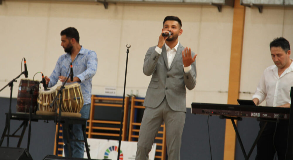 Konzert mit Sänger Amir Ahmadi mit einem Percussionisten und einem Keyboarder