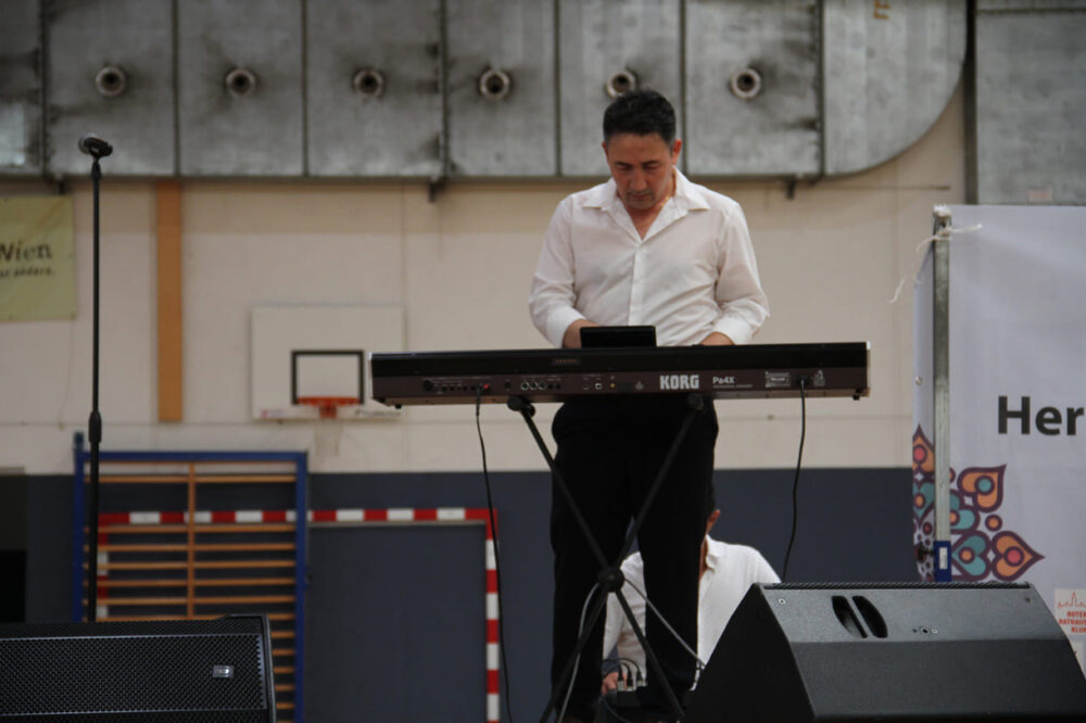 Konzert mit Sänger Amir Ahmadi mit einem Percussionisten und einem Keyboarder
