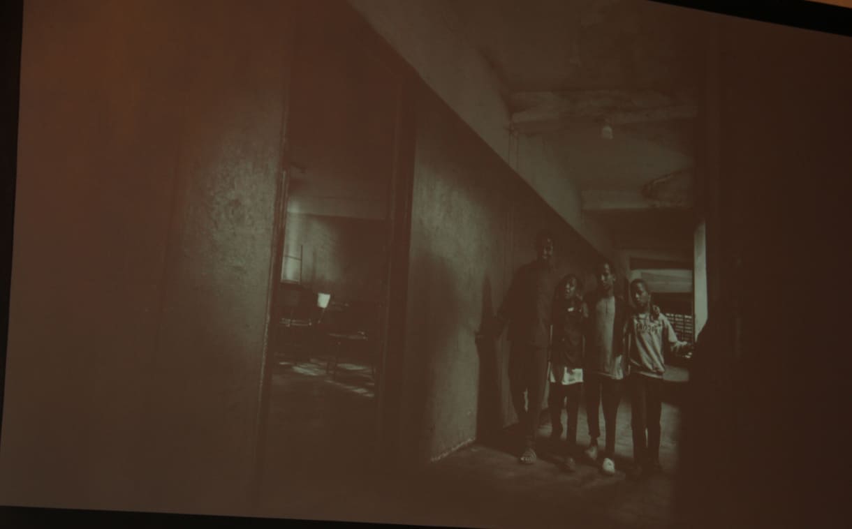 Blitzlichter ins Dunkel gebracht hat die Fotografin Aleksandra Kossowska