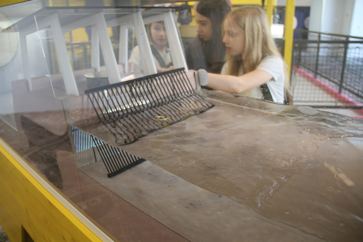 Modell eines Wasserkraftwerks