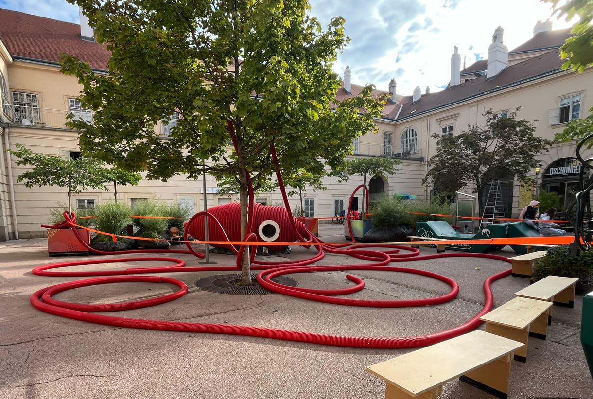 Krakenskulptur mit der und rund um die Tänzerinnen derzeit im MuseumsQuartier Wien performen