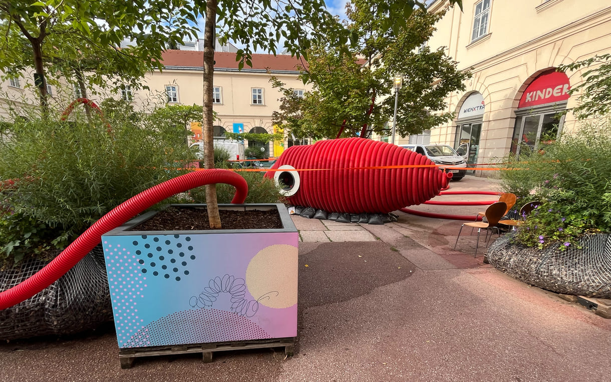 Krakenskulptur mit der und rund um die Tänzerinnen derzeit im MuseumsQuartier Wien performen